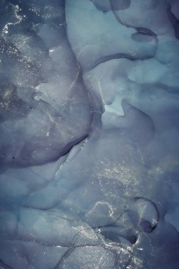 Alkol mürekkebi renkleri saydam. Soyut çok renkli mermer desen arkaplanı. Tasarım kağıdı, duvar kağıdı. Akrilik boyaları karıştırıyorum. Modern akışkan sanat. Alkol Mürekkebi Deseni