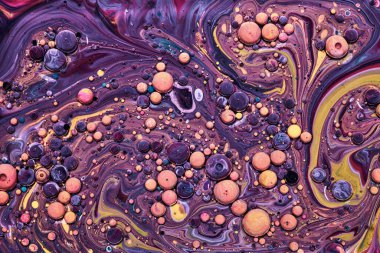 Renkli akrilik kabarcıklar. Akışkan sanat mermer dokusu. Arkaplan soyut yanardöner boya efekti. Sıvı akrilik sanat eserleri akar ve su sıçratır. İç mekan posteri için karışık boyalar.