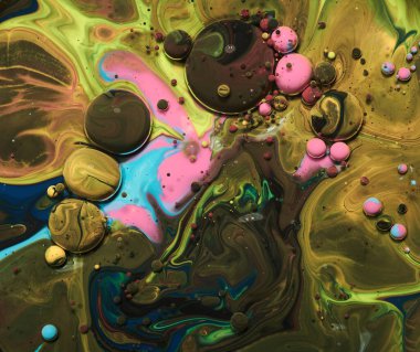 Renkli akrilik kabarcıklar. Akışkan sanat mermer dokusu. Arkaplan soyut yanardöner boya efekti. Sıvı akrilik sanat eserleri akar ve su sıçratır. İç mekan posteri için karışık boyalar.