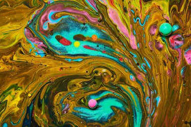 Renkli akrilik kabarcıklar. Akışkan sanat mermer dokusu. Arkaplan soyut yanardöner boya efekti. Sıvı akrilik sanat eserleri akar ve su sıçratır. İç mekan posteri için karışık boyalar.