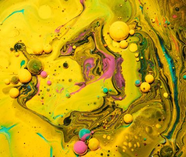 Renkli akrilik kabarcıklar. Akışkan sanat mermer dokusu. Arkaplan soyut yanardöner boya efekti. Sıvı akrilik sanat eserleri akar ve su sıçratır. İç mekan posteri için karışık boyalar.