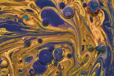 Renkli akrilik kabarcıklar. Akışkan sanat mermer dokusu. Arkaplan soyut yanardöner boya efekti. Sıvı akrilik sanat eserleri akar ve su sıçratır. İç mekan posteri için karışık boyalar.