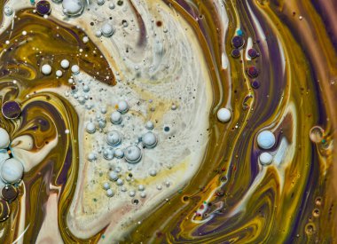 Renkli akrilik kabarcıklar. Akışkan sanat mermer dokusu. Arkaplan soyut yanardöner boya efekti. Sıvı akrilik sanat eserleri akar ve su sıçratır. İç mekan posteri için karışık boyalar.