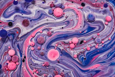 Renkli akrilik kabarcıklar. Akışkan sanat mermer dokusu. Arkaplan soyut yanardöner boya efekti. Sıvı akrilik sanat eserleri akar ve su sıçratır. İç mekan posteri için karışık boyalar.