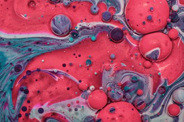 Renkli akrilik kabarcıklar. Akışkan sanat mermer dokusu. Arkaplan soyut yanardöner boya efekti. Sıvı akrilik sanat eserleri akar ve su sıçratır. İç mekan posteri için karışık boyalar.