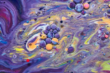 Renkli akrilik kabarcıklar. Akışkan sanat mermer dokusu. Arkaplan soyut yanardöner boya efekti. Sıvı akrilik sanat eserleri akar ve su sıçratır. İç mekan posteri için karışık boyalar.