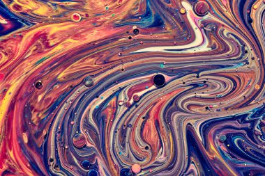 Renkli akrilik kabarcıklar. Akışkan sanat mermer dokusu. Arkaplan soyut yanardöner boya efekti. Sıvı akrilik sanat eserleri akar ve su sıçratır. İç mekan posteri için karışık boyalar.