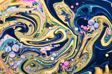 Renkli akrilik kabarcıklar. Akışkan sanat mermer dokusu. Arkaplan soyut yanardöner boya efekti. Sıvı akrilik sanat eserleri akar ve su sıçratır. İç mekan posteri için karışık boyalar.
