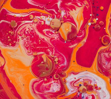 Renkli akrilik kabarcıklar. Akışkan sanat mermer dokusu. Arkaplan soyut yanardöner boya efekti. Sıvı akrilik sanat eserleri akar ve su sıçratır. İç mekan posteri için karışık boyalar.