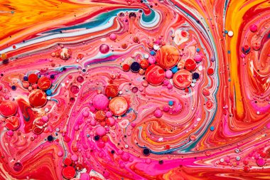 Renkli akrilik kabarcıklar. Akışkan sanat mermer dokusu. Arkaplan soyut yanardöner boya efekti. Sıvı akrilik sanat eserleri akar ve su sıçratır. İç mekan posteri için karışık boyalar.