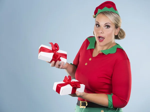 Rubia elfo hembra holding regalos —  Fotos de Stock