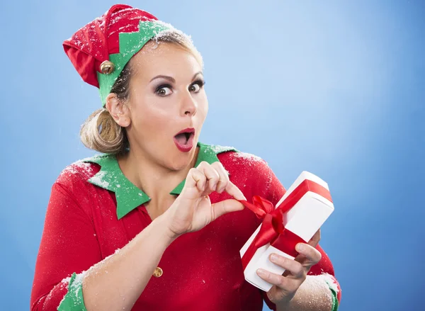 Kobieta blond elf, otwierając prezent — Zdjęcie stockowe