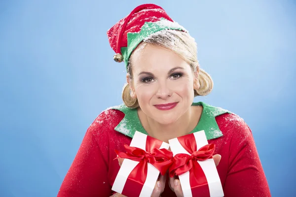 Rubia elfo hembra holding regalos — Foto de Stock