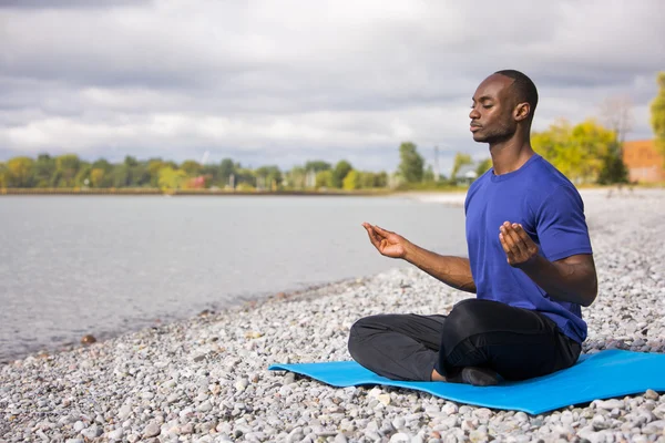 Hombre joven haciendo ejercicio Yoga — Foto de Stock