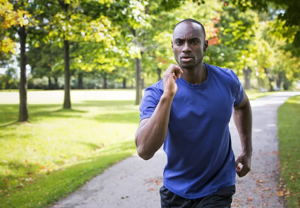 Joven corriendo al aire libre — Foto de Stock