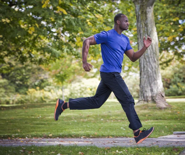 Jovem correndo ao ar livre — Fotografia de Stock