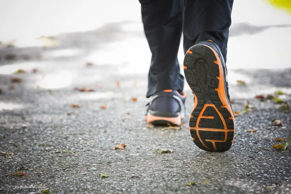 Tutup dari sepatu lari di aspal — Stok Foto