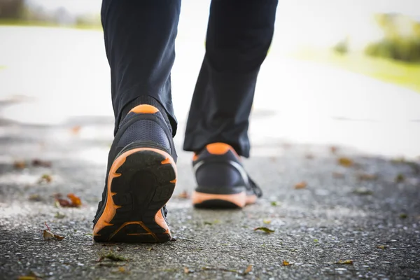 Primer plano de zapatillas de correr sobre asfalto — Foto de Stock