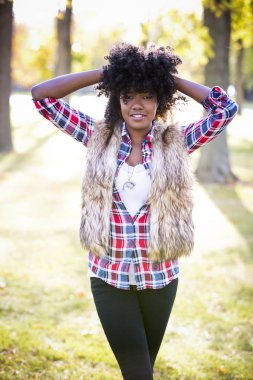 açık havada sonbaharda etnik kadın