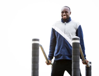 genç adam açık spor salonunda egzersiz