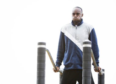 genç adam açık spor salonunda egzersiz