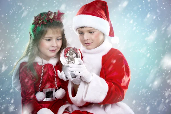 Menino e menina como santa e elfo — Fotografia de Stock