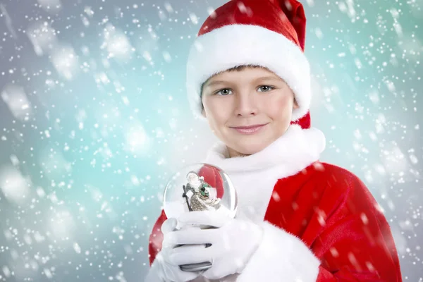 Kluk oblečený jako Santa v zimním prostředí — Stock fotografie