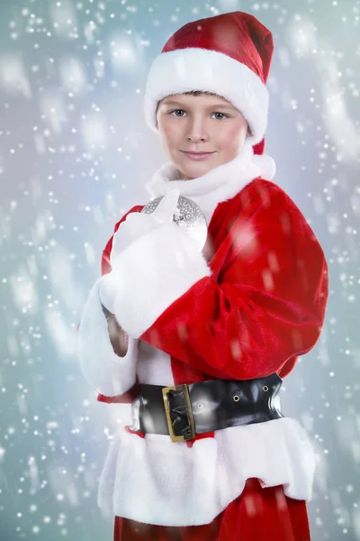 Мальчик нарядился в костюм Санты в зимней обстановке — стоковое фото