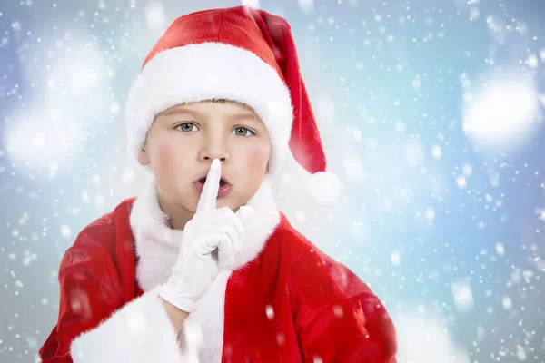 Menino vestido como Papai Noel no cenário de inverno — Fotografia de Stock