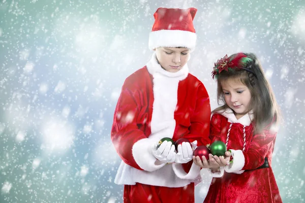 Chlapec a dívka jako santa a elf — Stock fotografie