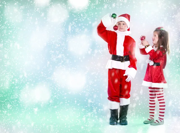 Menino e menina como santa e elfo — Fotografia de Stock