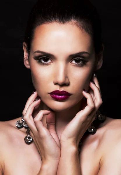 Modefrau mit perfekter Haut trägt dramatisches Make-up — Stockfoto
