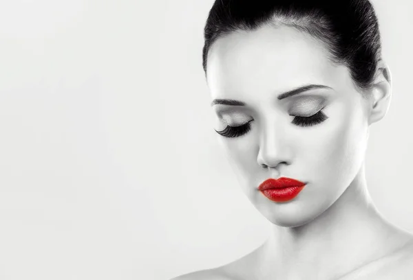 Belle femme avec rouge à lèvres rouge — Photo