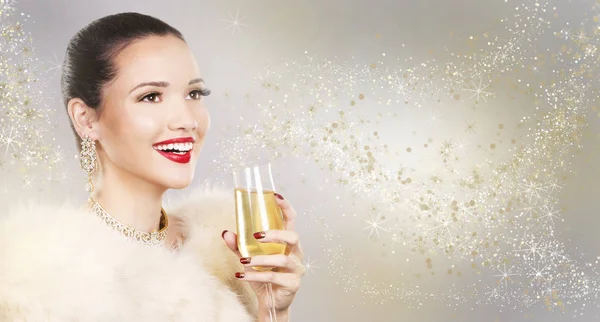 Vackra glamour kvinna anläggning champagne — Stockfoto