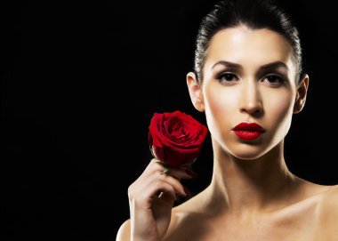 siyah zemin üzerine kırmızı gül tutan romantik kadın