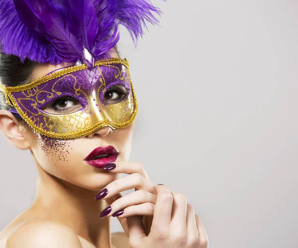 Paarty Frau schwört goldene Maske auf hellem Hintergrund — Stockfoto