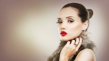 glamour küpeler ve kış kürk ile güzel esmer