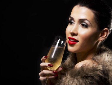 altın takılar takıyor koyu makyaj ile güzel esmer