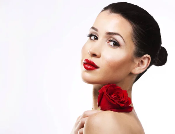 Романтична жінка тримає червону троянду на білому тлі — стокове фото