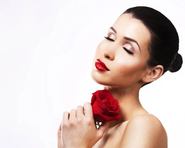 Mulher romântica segurando rosa vermelha no fundo branco — Fotografia de Stock