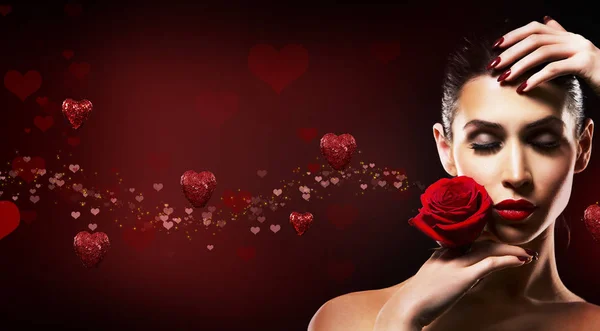 День святого Валентина Женщина держит красную розу — стоковое фото