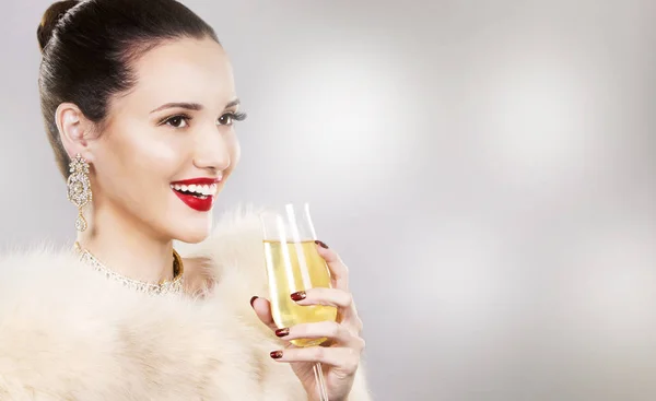 Piękny seksowny kobieta gospodarstwa szampana — Zdjęcie stockowe