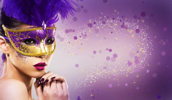 Вечірка жінка ковтає золоту маску на світлому фоні — стокове фото