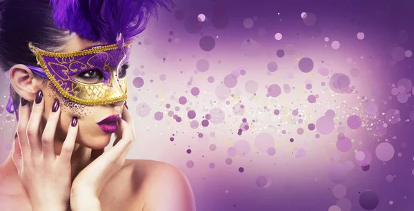 Paarty γυναίκα ορκωμοσία χρυσή μάσκα στο φως βάθους — Φωτογραφία Αρχείου