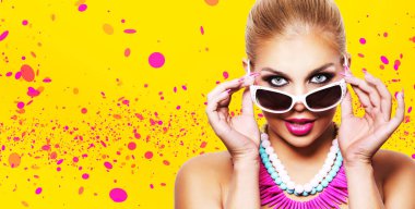 moda bahar yaz sarışın kadınla mükemmel cilt