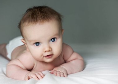 Bebek battaniye altında