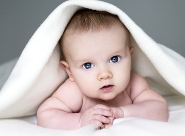 Bebek battaniye altında
