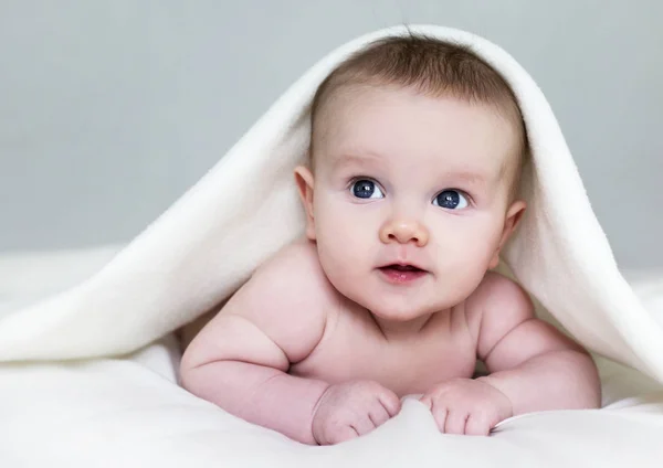 Bayi di bawah selimut — Stok Foto