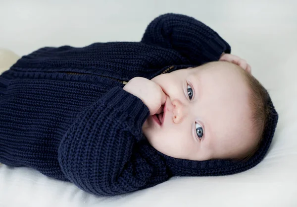 Bayi dalam sweather biru — Stok Foto