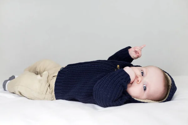 Baby in blauem Pullover — Stockfoto